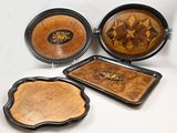 plusieurs types de plateaux différents, posés sur une surface blanche