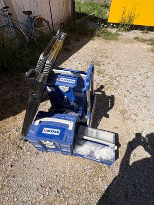 a small blue machine that is sitting on the ground