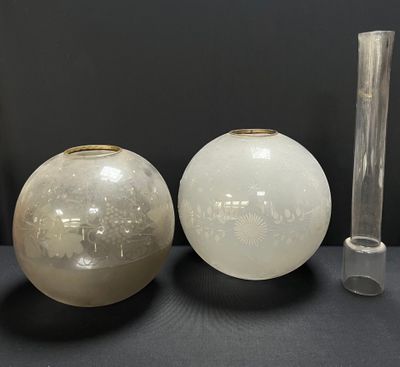 DEUX globes de lampes à huile en verre. Diam : 18 et 17 cm. - Photo 1