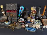 plusieurs objets posés ensemble sur une table