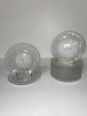 deux assiettes et un bol posés sur une table