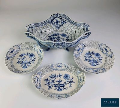 un ensemble d'assiettes et de bols bleus et blancs posés sur une table