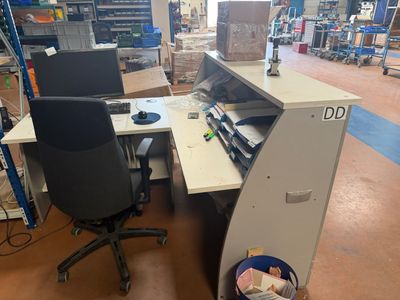 un bureau avec une chaise et un ordinateur dessus