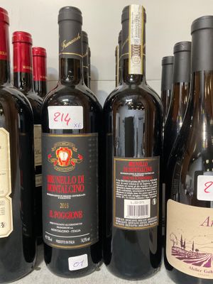 des bouteilles de vin sont alignées sur une étagère dans un magasin