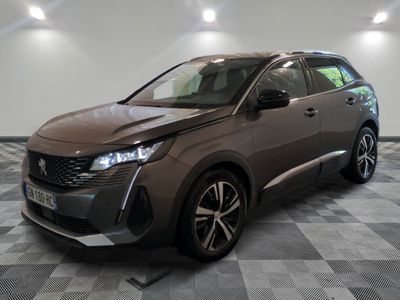 Le nouveau SUV Peugeot est garé dans le showroom.