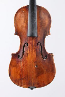 un vieux violon sur fond blanc