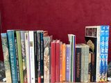 un grand nombre de livres posés sur une table