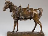 statue en bronze représentant un cheval avec une selle sur le dos