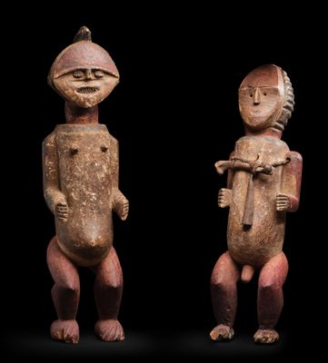 deux figurines en bois représentant un homme et une femme