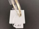 un gros plan d'un bracelet posé sur un présentoir, sur une table