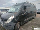 une camionnette noire garée dans un parking