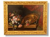une photo représentant un tableau avec des fleurs et une assiette posées sur une table