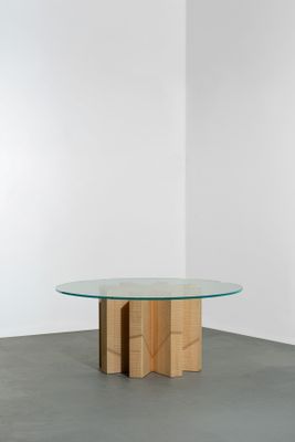 une photo d'une table avec un plateau en verre dans une pièce