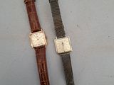 deux montres assises l'une à côté de l'autre sur une table