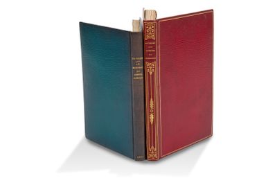 deux livres posés côte à côte sur une surface blanche