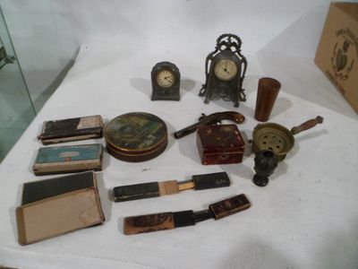 un grand nombre d'objets posés sur une table