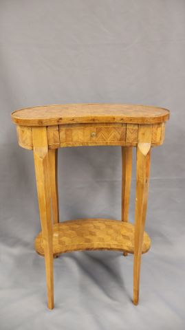 Petite table rognon en bois de placage à décor marqueté de cubes ...