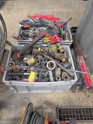 beaucoup d'outils dans une boîte posée par terre