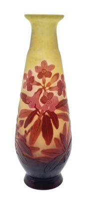 vase jaune et rouge orné de fleurs sur fond blanc