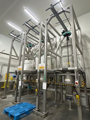 une image d'une usine avec de nombreuses machines