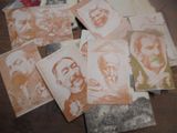 une pile de vieilles photos d'hommes posée sur une table