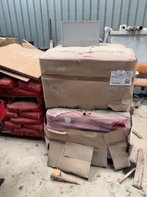 une pile de boîtes empilées les unes sur les autres