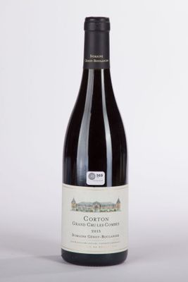une bouteille de vin posée sur une table