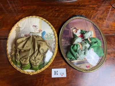 deux assiettes posées sur une table