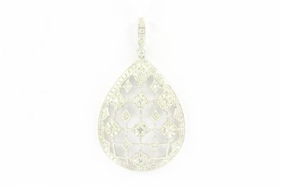un pendentif en or blanc au motif en filigrane