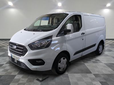 la camionnette blanche est garée sur le sol en damier d'une pièce