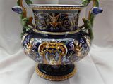 un grand vase bleu orné de deux oiseaux verts