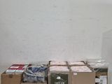 plusieurs cartons contenant des objets, posés sur une table dans une pièce