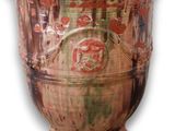 un grand vase posé sur une surface blanche