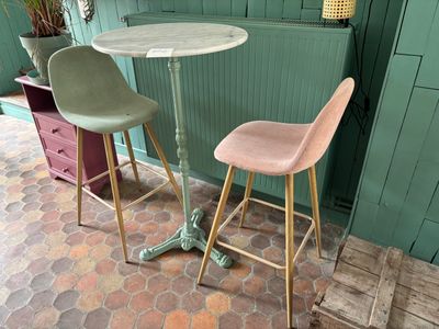deux tabourets et une table dans un coin de la pièce