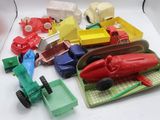 un grand nombre de jouets posés sur une table