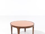 une photo d'une table basse ronde avec un plateau rose