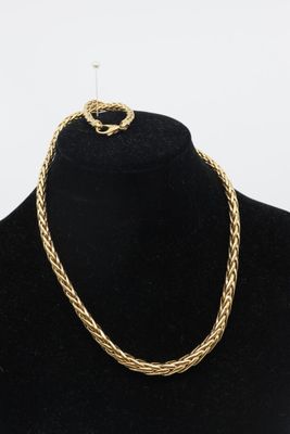 a gold chain necklace on a mannequin mannequin mannequin mannequin mannequin mannequin mannequin mannequin manne