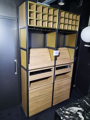 une grande armoire en bois avec des tiroirs et des étagères, dans une pièce