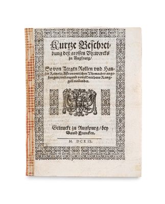 un vieux livre orné d'un motif en noir et blanc