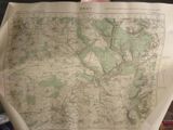 une carte dessinée sur une feuille de papier posée sur une table
