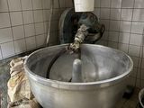 un grand saladier en métal au milieu d'une pièce