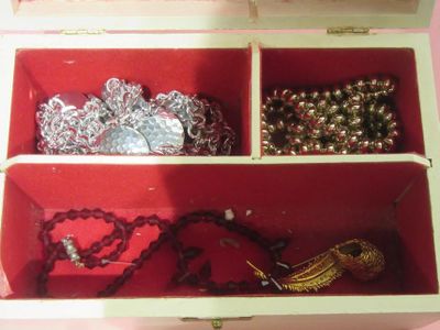 une boîte contenant tout un tas de bijoux