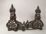 une paire de manteaux de cheminée anciens en fonte, aux motifs ouvragés