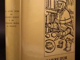 un livre jaune sur lequel est dessiné un homme assis à une table