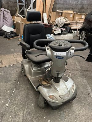 un scooter garé dans un garage