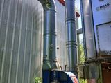 un grand tuyau bleu qui sort du côté d'un bâtiment