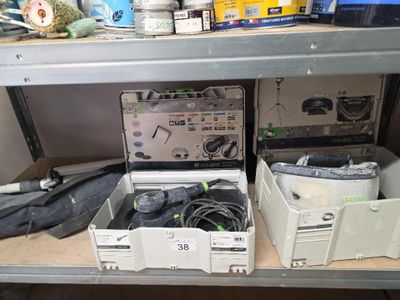 deux boîtes contenant du matériel électronique posées sur une étagère dans une pièce