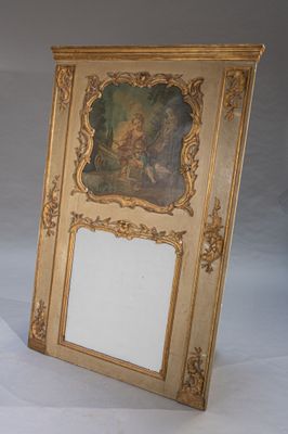 un cadre doré sur lequel figure le portrait d'une femme