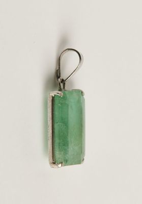 pendentif rectangulaire en jade vert avec une bélière en argent