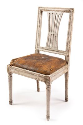 une image représentant une chaise dont l'assise est en bois et en cuir